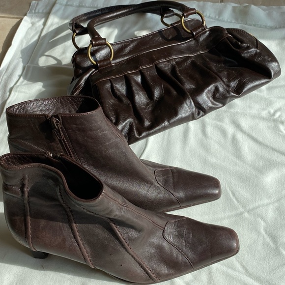 Davella Brown Leather Boots with matching Purse - Picture 2 of 3